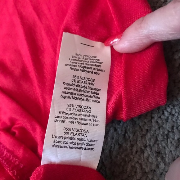 PrettyLittleThing Basic Roll Sleeve Crop T-Shirt - Picture 8 of 9